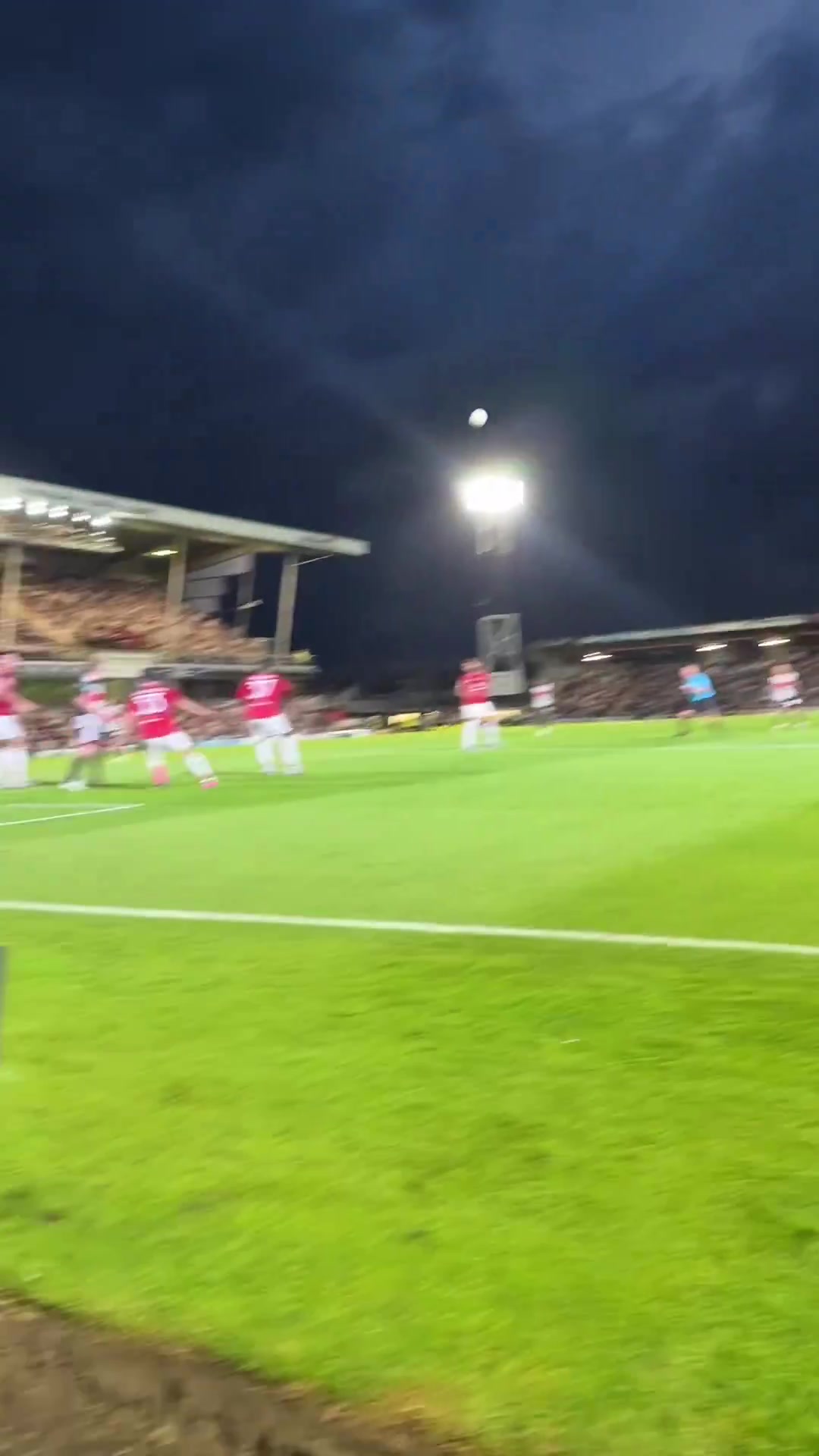 逆天奧納納出擊雙拳擊倒馬奎爾讓對手進(jìn)球