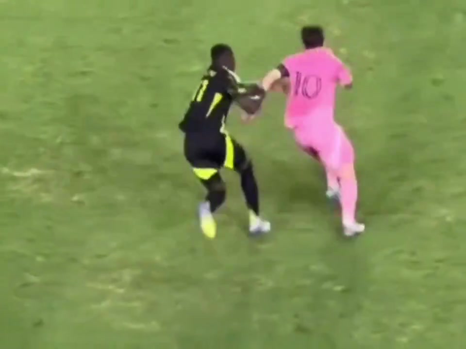 梅西不在乎你是否站在我身邊我一樣會過掉你