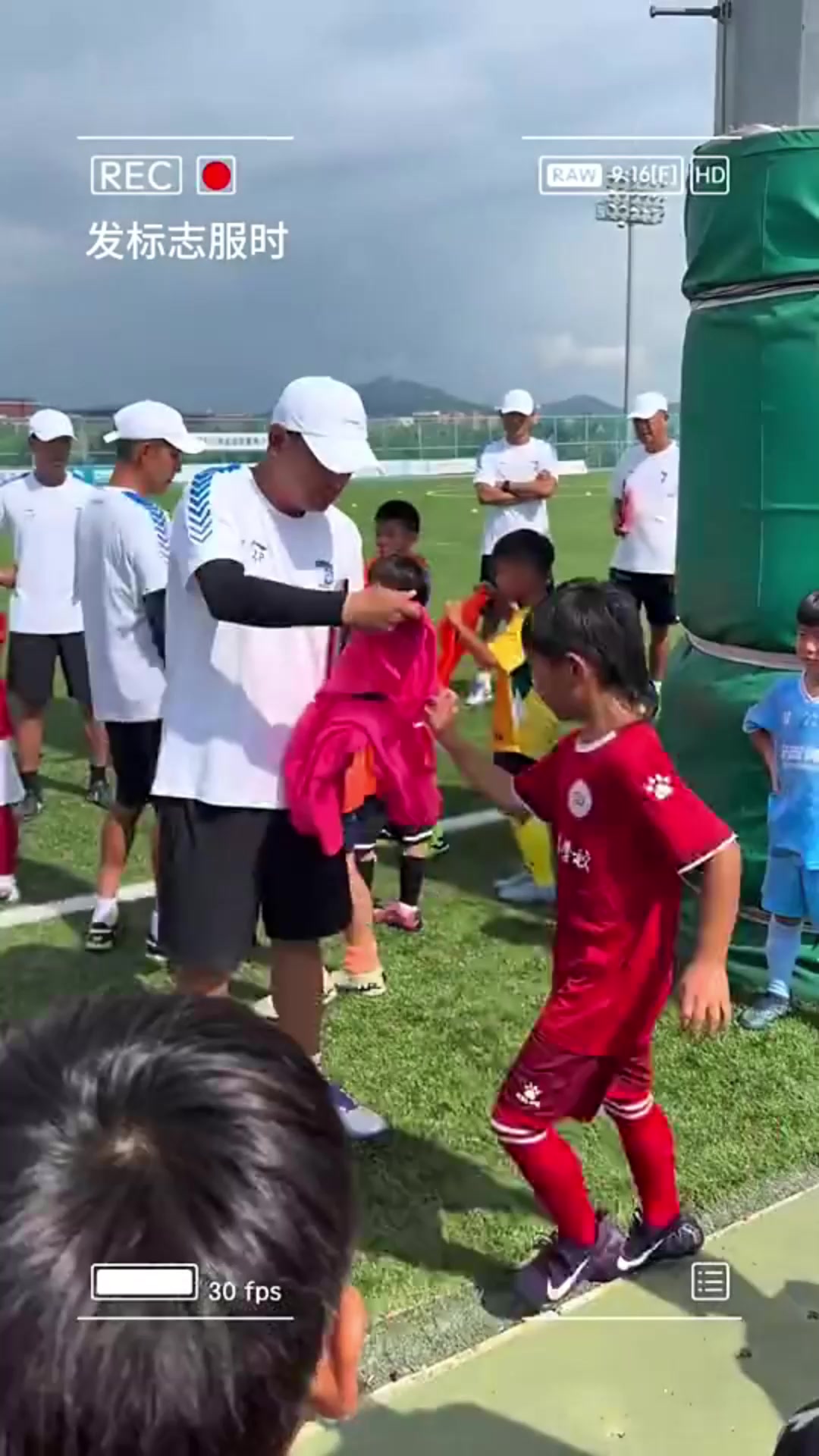 小球員領(lǐng)背心沒一人說謝謝先成為一個好人然后才是好好踢球