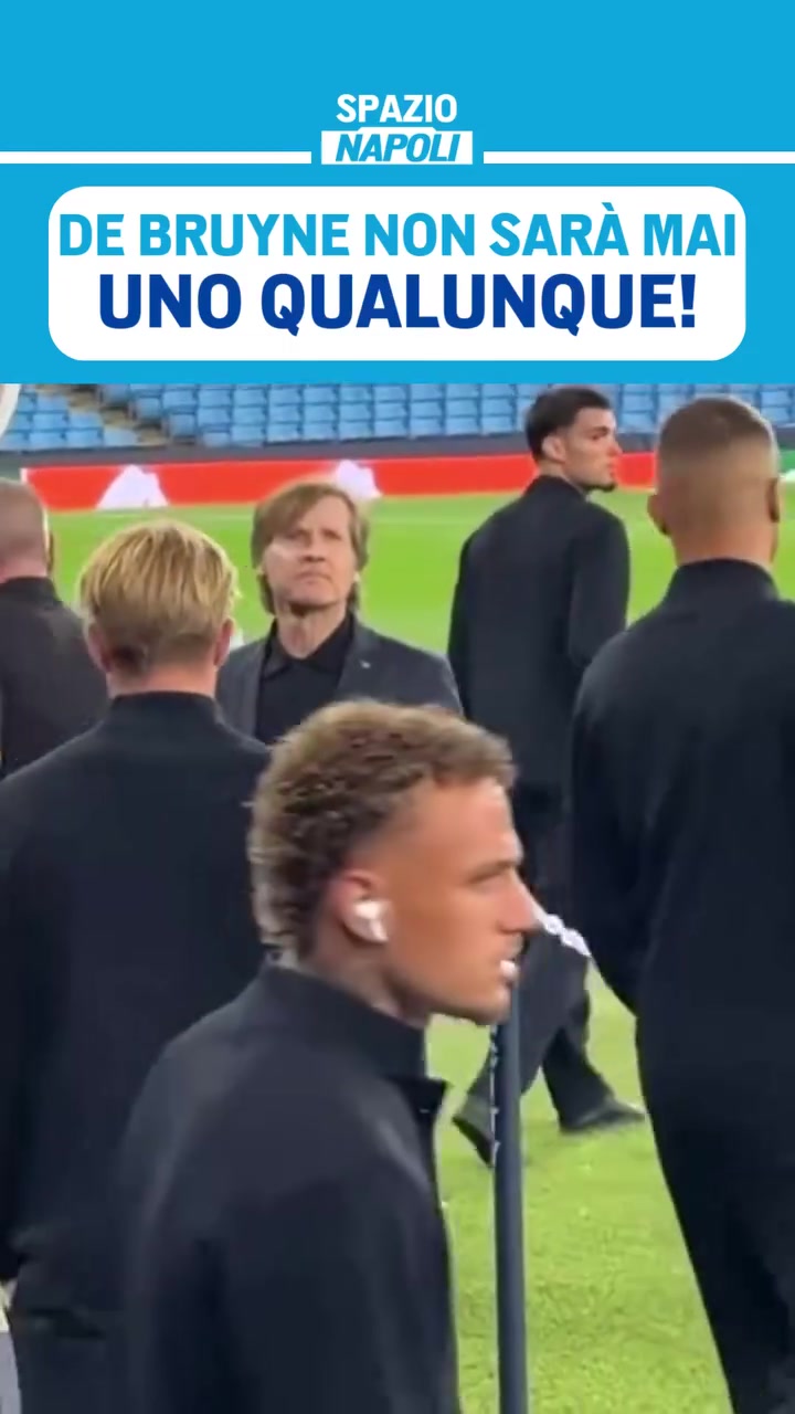 萬(wàn)語(yǔ)難盡澀于口穿著阿瑪尼套裝回曼城踩場(chǎng)的德布勞內(nèi)