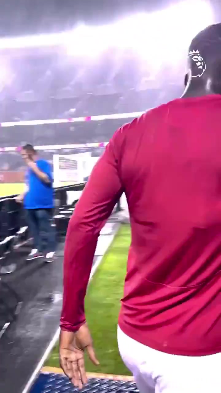 曼聯(lián)4-1伯恩茅斯后梅努把自己的球衣送給了球迷