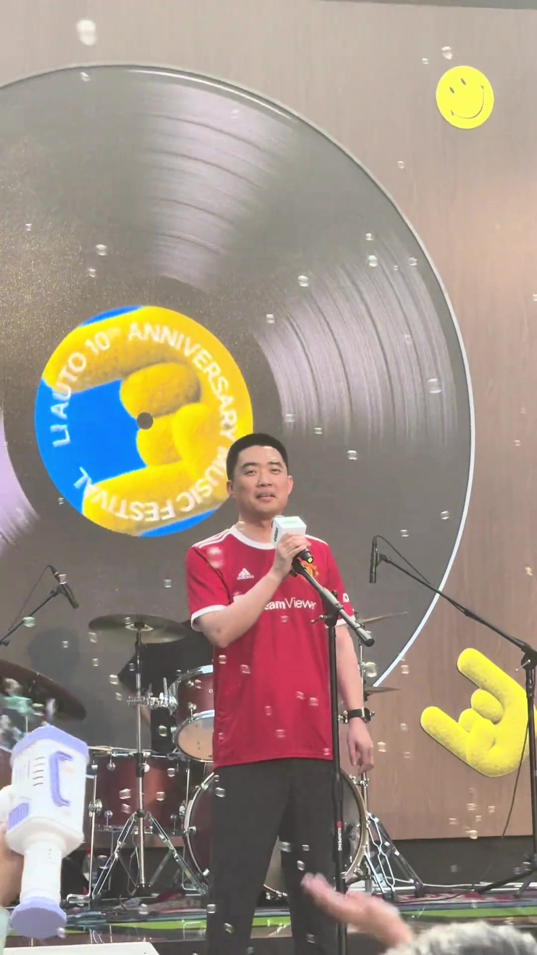 紅魔球迷理想汽車十周年慶典上CEO李想身穿曼聯(lián)球衣唱歌
