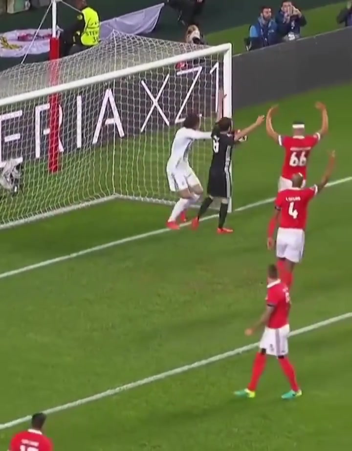 誰能不犯錯(cuò)網(wǎng)友盧卡庫這個(gè)擁抱可能拯救了他的職業(yè)生涯