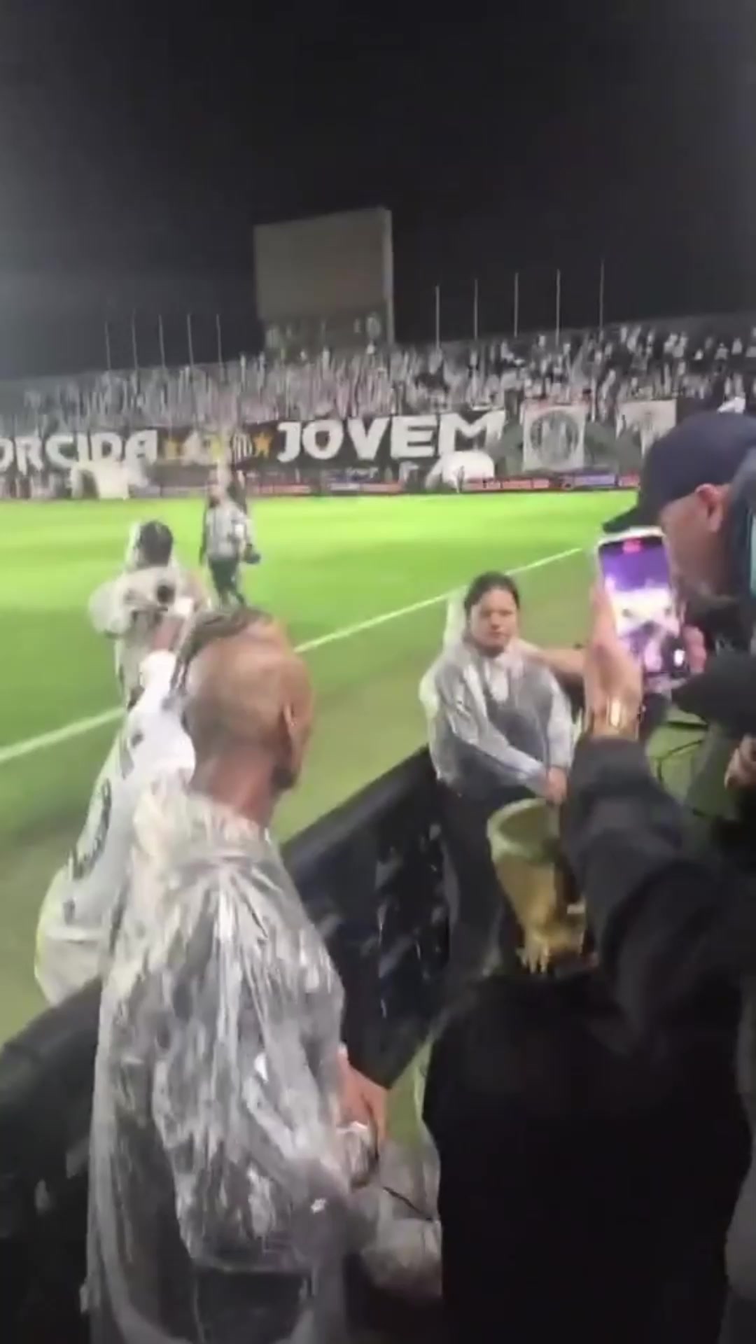 桑托斯主場(chǎng)輸球賽后內(nèi)馬爾與球迷起口角沖突