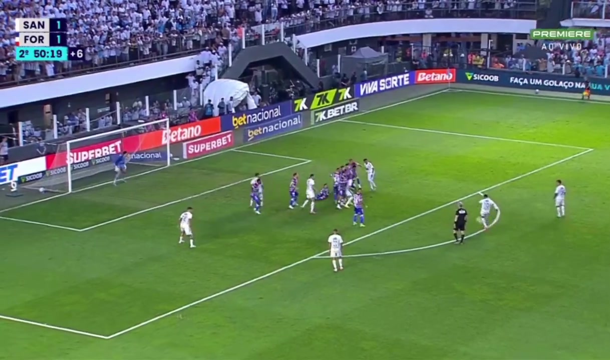 內(nèi)馬爾用他那著名點(diǎn)球技術(shù)罰任意球而這項(xiàng)技術(shù)被國(guó)際足聯(lián)禁止