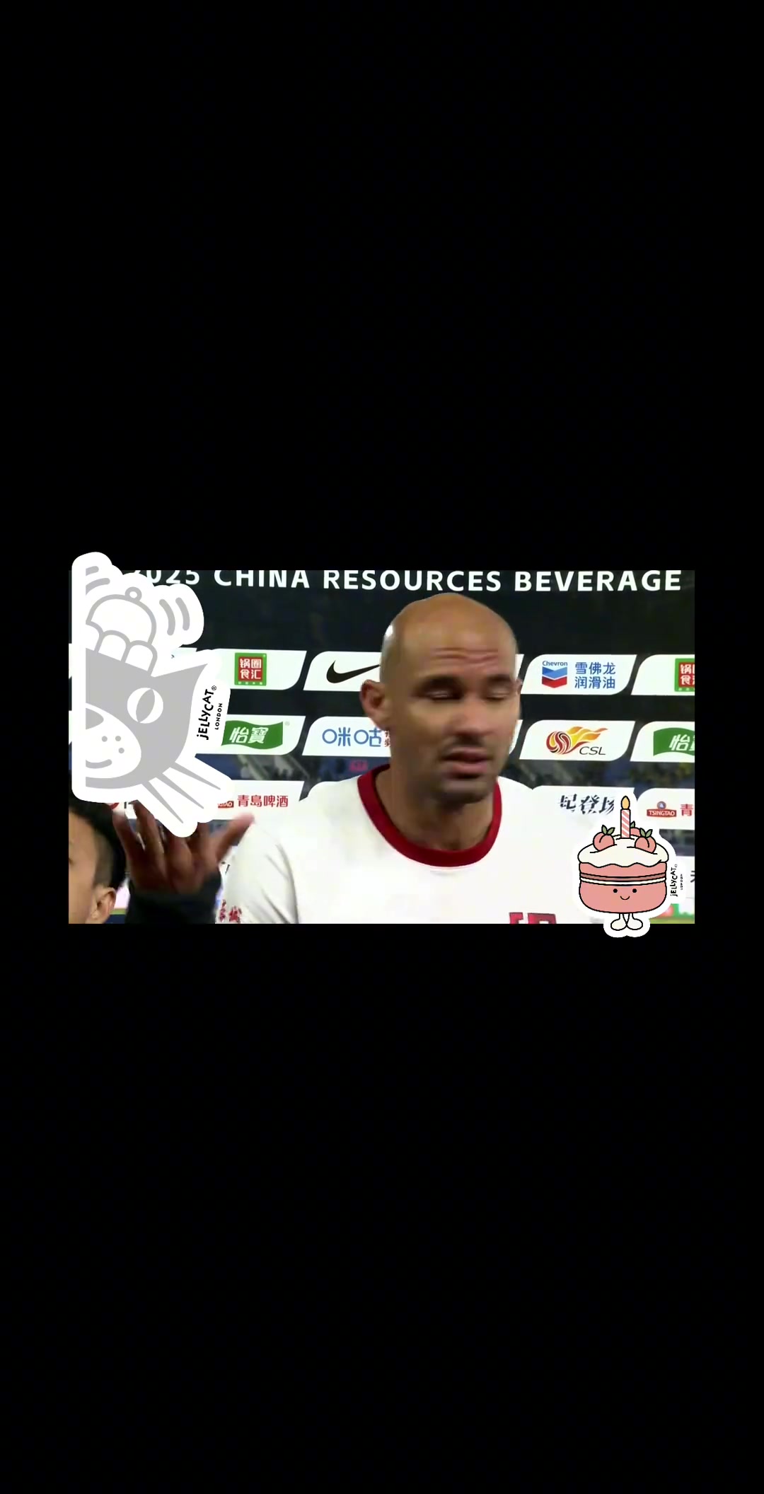 素質(zhì)堪憂賽后接受采訪的費(fèi)利佩險(xiǎn)些被球迷投擲的雜物擊中