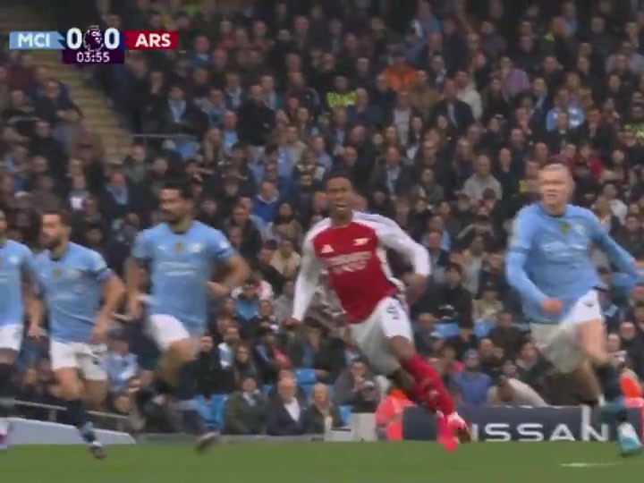 男人對決當年哈蘭德和薩利巴這對抗也太狠了腦袋都撞一起了