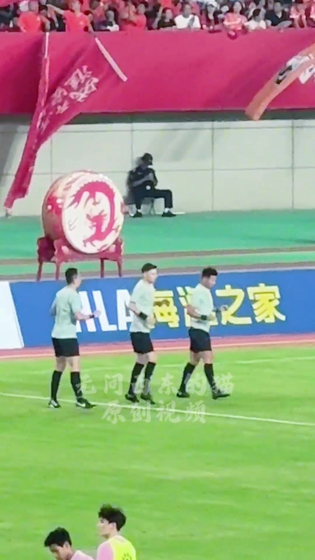 被玩壞了蘇超球迷給麥麥提江裁判組熱身鏡頭配上音樂(lè)毫無(wú)違和感
