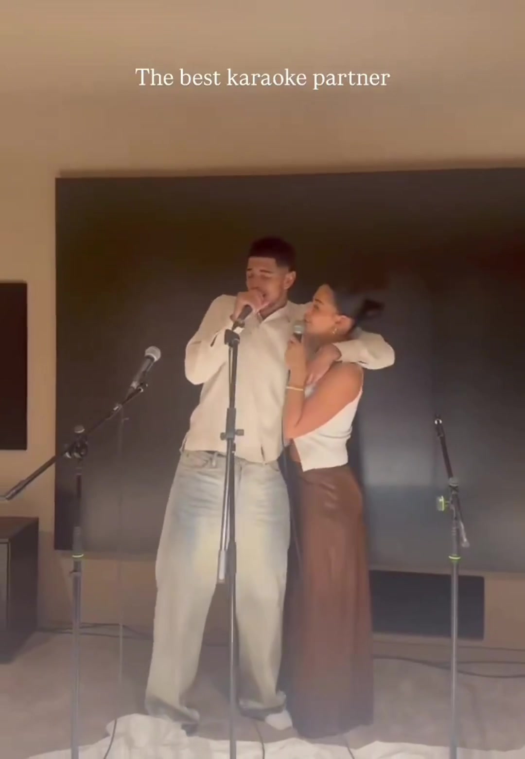 般配貝林厄姆迎22歲生日和女友一起唱歌慶生