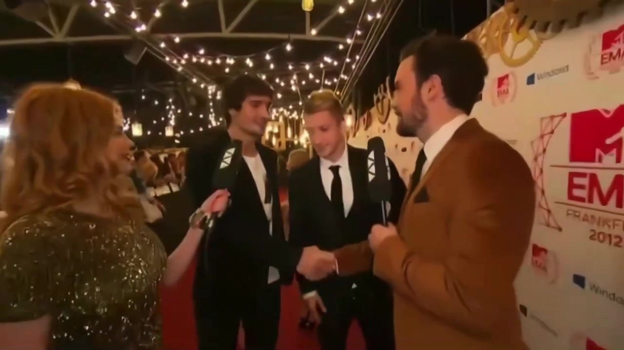 這倆人帥的離譜啊名場面胡梅爾斯和羅伊斯被質疑穿搭