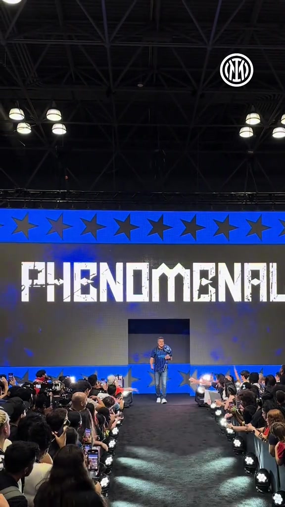 看看誰來了國米老門神扛著藍(lán)黑金腰帶走T臺秀