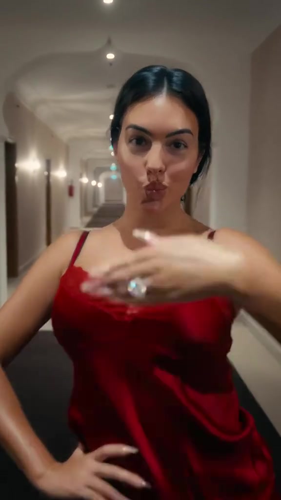 喬治娜最近時刻都在秀C羅求婚大鉆戒