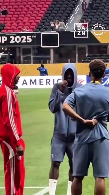 三個(gè)技術(shù)流拜仁巴黎賽前奧利塞登貝萊和杜埃一起聊天