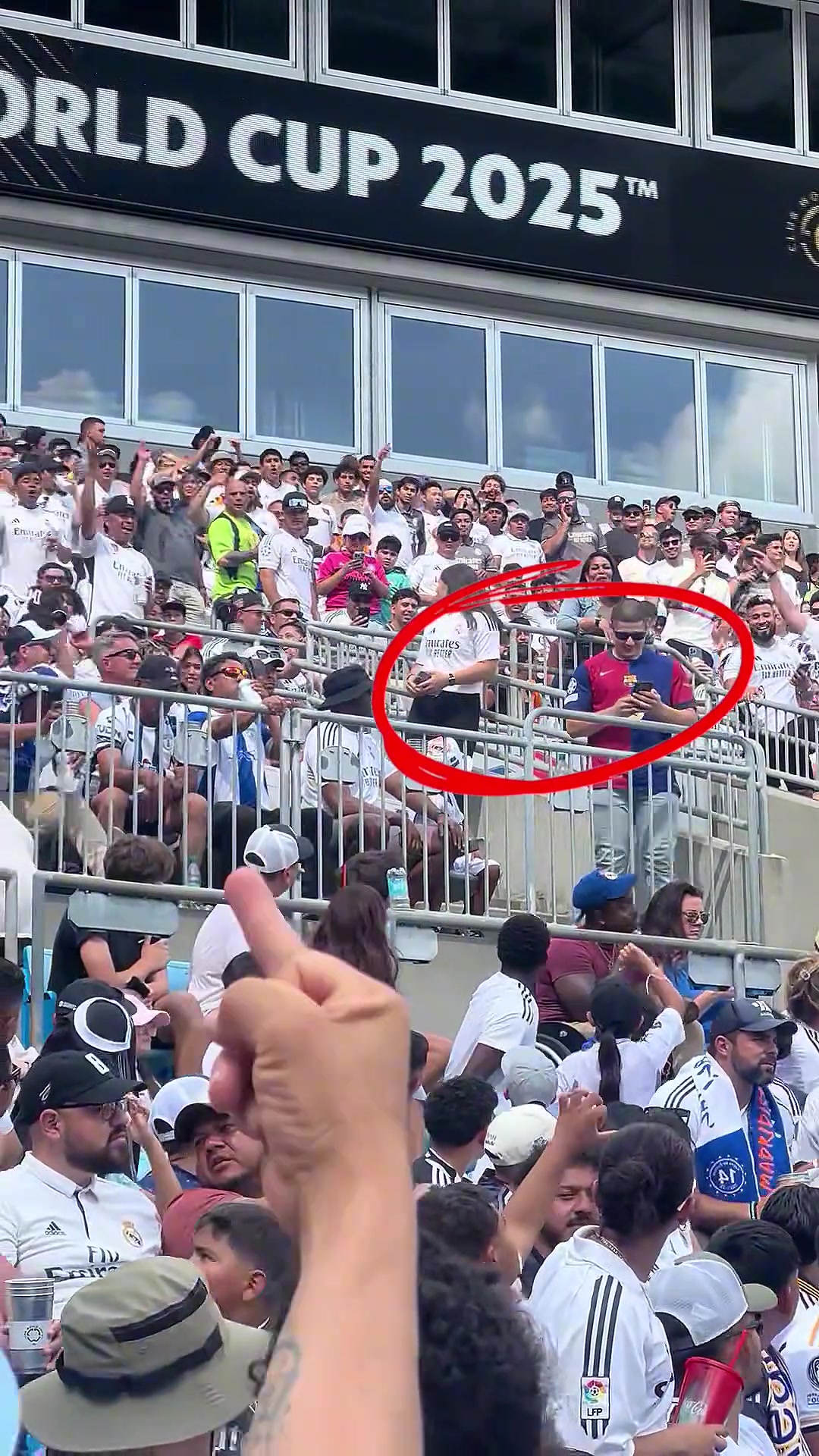 太勇了一巴薩球迷穿巴薩球衣現(xiàn)身皇馬世俱杯看臺被丟水瓶
