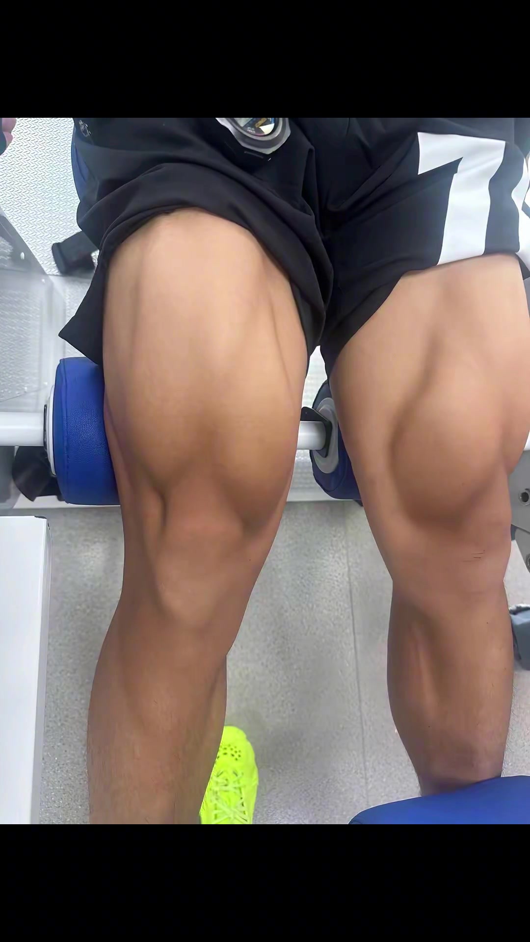 中國(guó)版卡洛斯博主鄺兆鐳去年回國(guó)時(shí)拍了大腿照真的恐怖