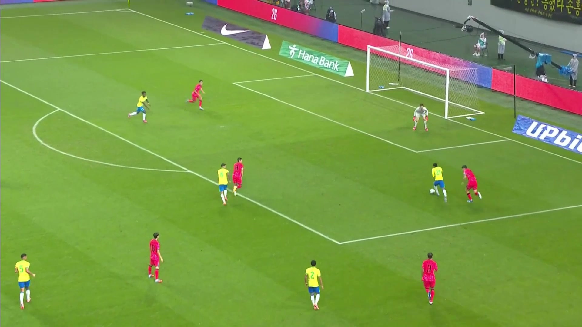 超級超級巨大失誤金玟哉后場轉(zhuǎn)身失誤被斷埃斯特旺輕松破門