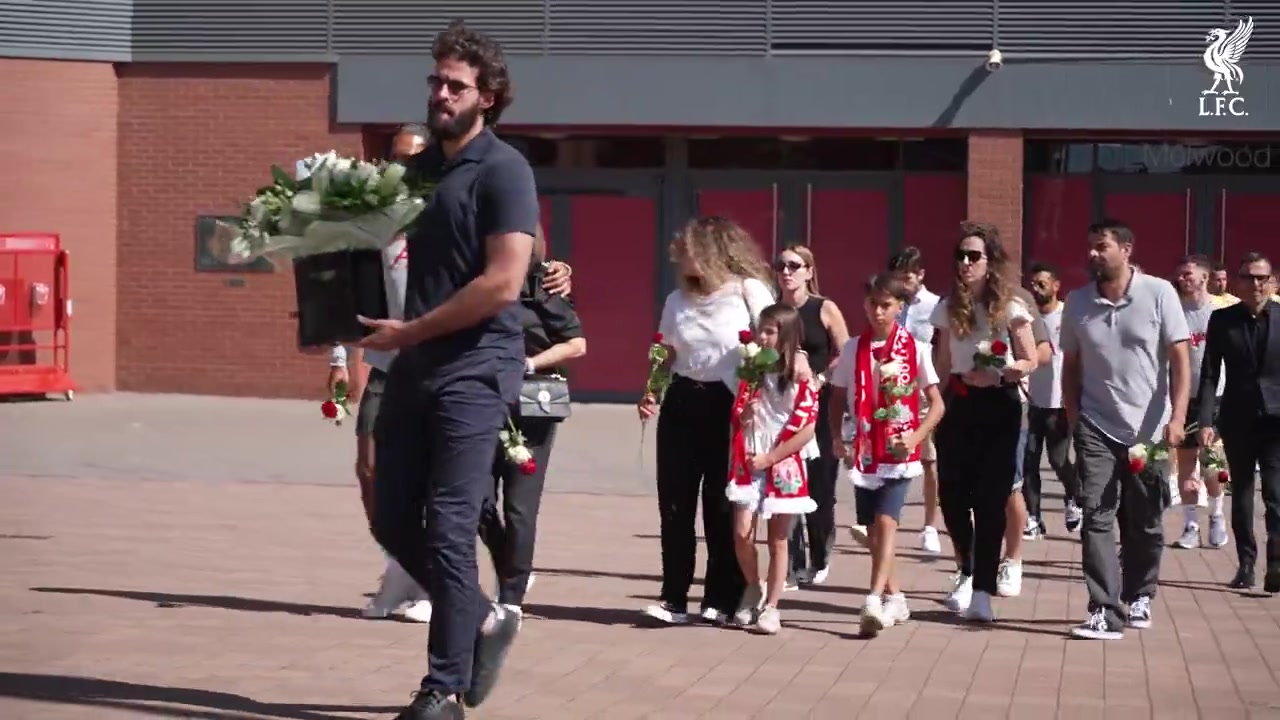 你永不獨(dú)行利物浦全隊(duì)在安菲爾德場外緬懷若塔兄弟