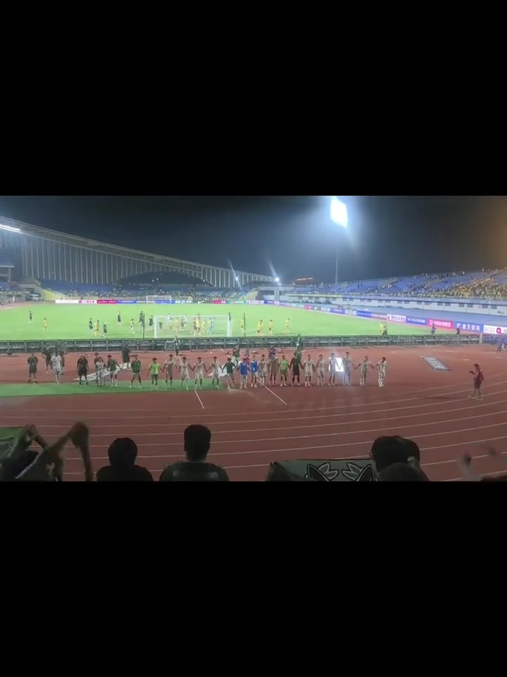 逼近榜首實拍國安賽后與遠征軍球迷共同慶祝勝利