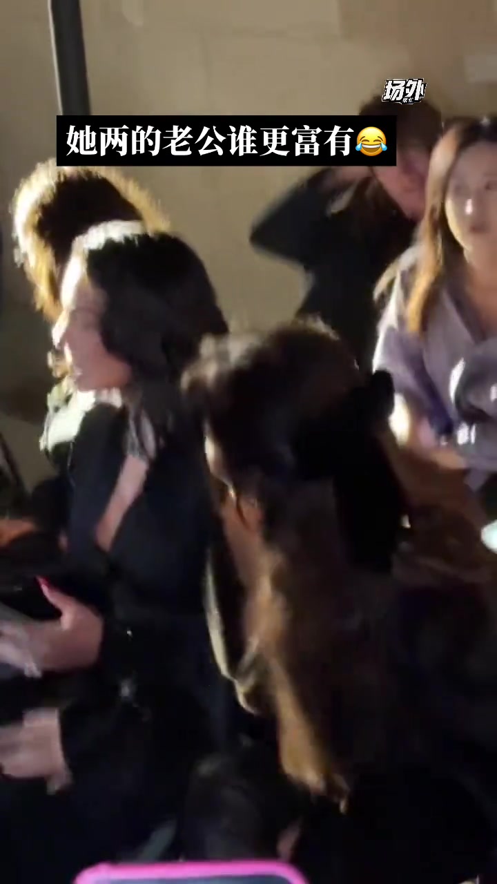 喬治娜一身黑色禮服參加晚宴旁邊的是誰家小富婆呀