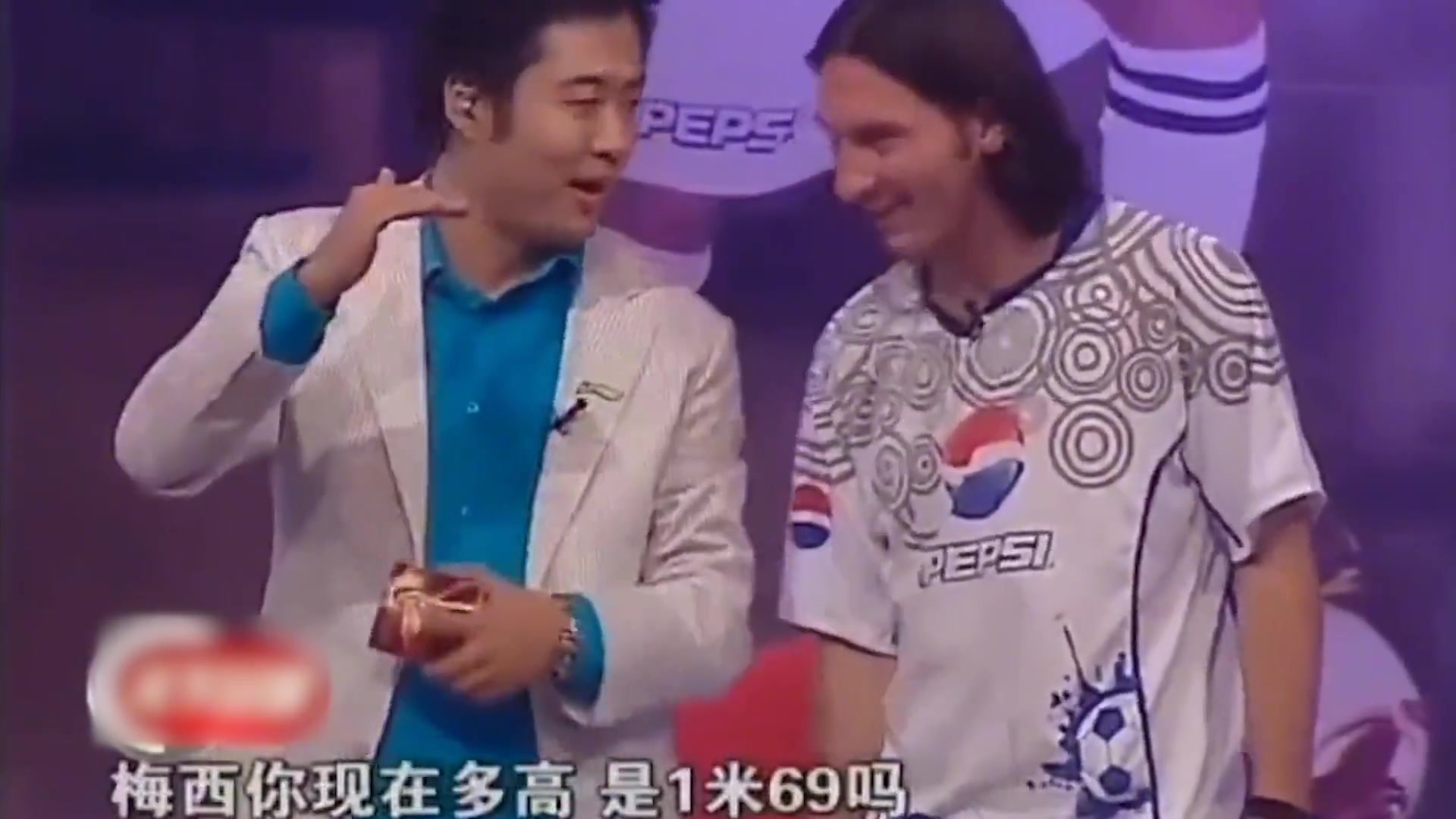 梅西當年三次來華都被調(diào)侃身高梅西看著是真不想聊身高話題