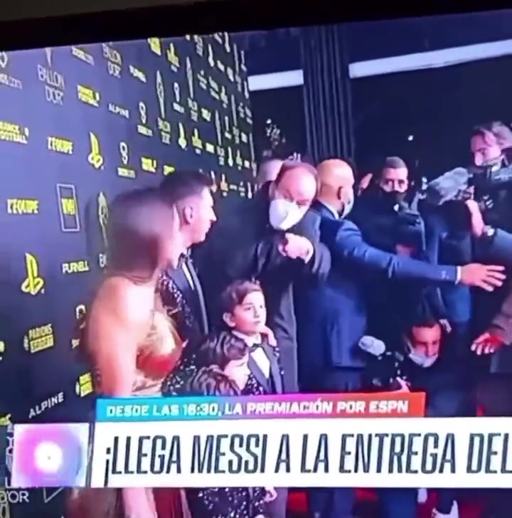 硬懟主辦方讓安東內拉走開梅西拉住把她留在了身邊