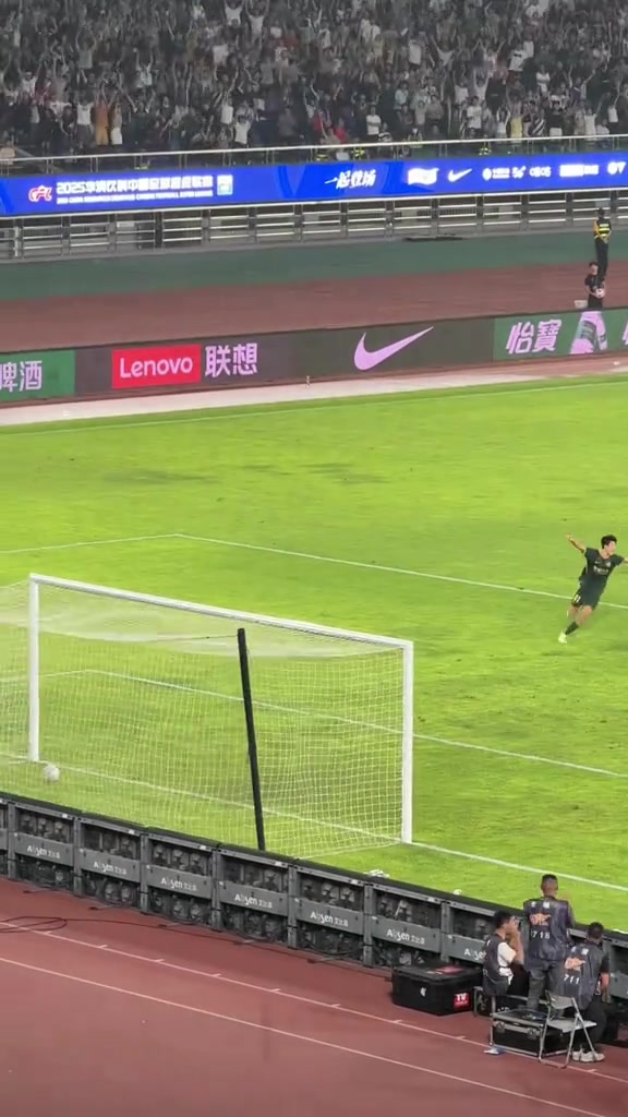 浙江球迷炸鍋了現(xiàn)場實拍浙江隊最后時刻絕平蓉城