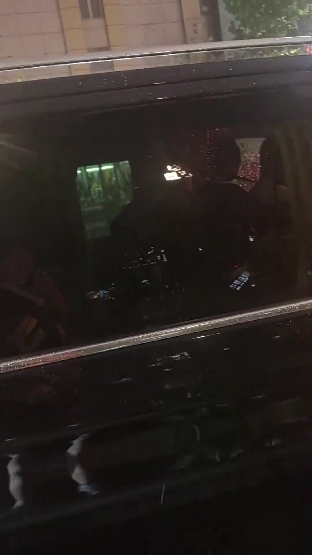 小小年紀(jì)已是很多中國(guó)孩子的偶像亞馬爾球迷偶遇乘車的亞馬爾