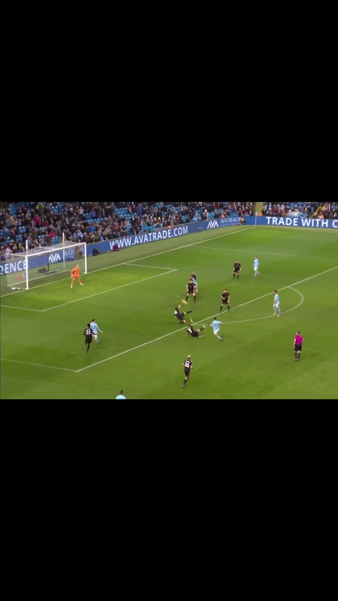 太酷了曼城沒有哪個(gè)踢球的男生會(huì)拒絕這種爆桿聲吧