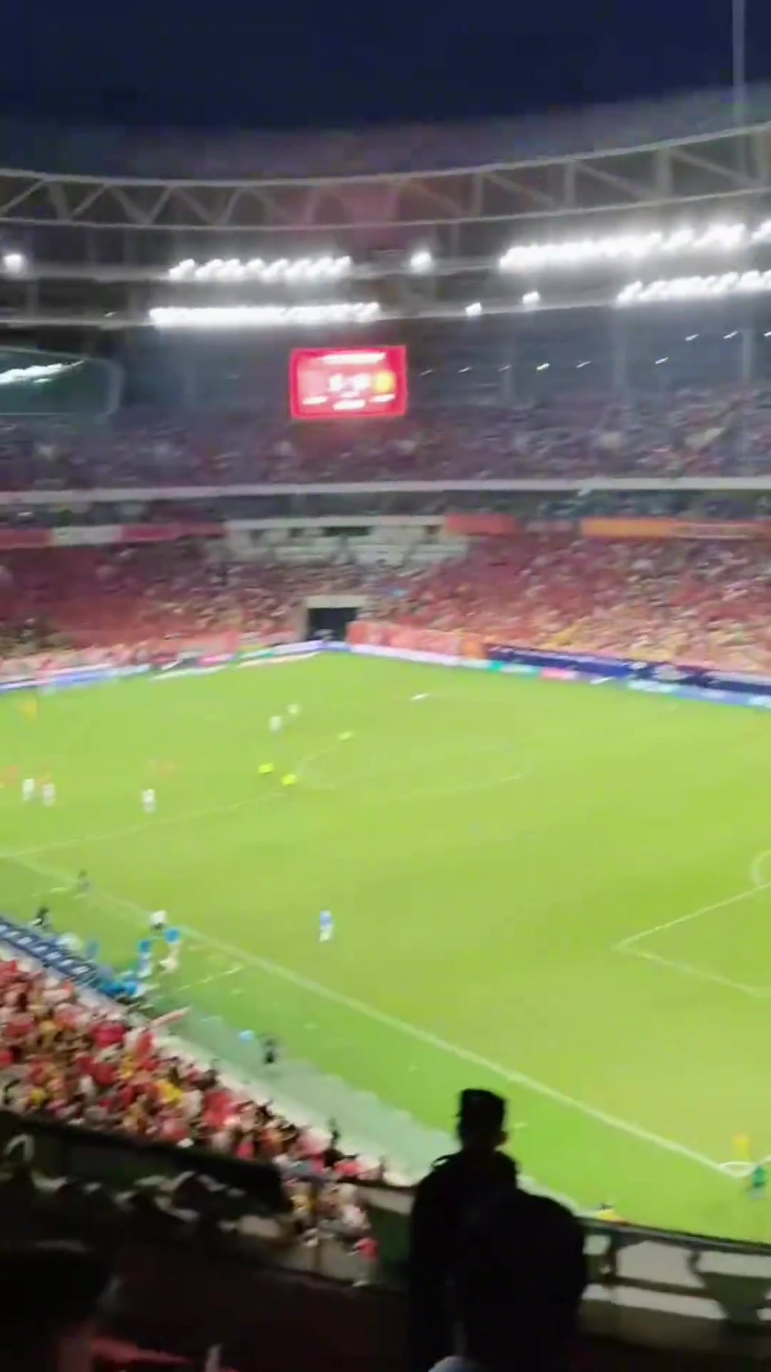 實拍遠(yuǎn)征成都的國安球迷不滿球隊表現(xiàn)一盤散沙丟人現(xiàn)眼