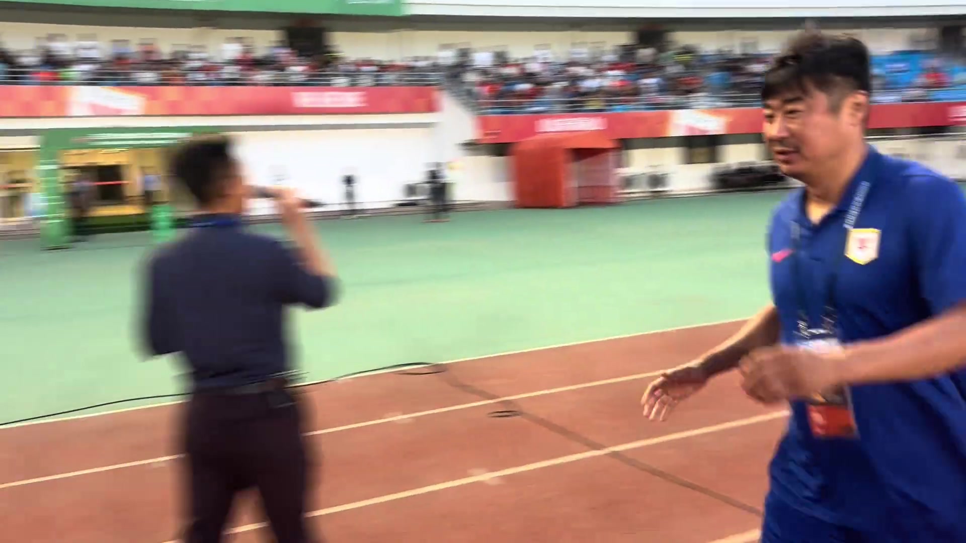 曾經(jīng)隊(duì)友如今對(duì)手泰山B隊(duì)主帥韓鵬與泰安主帥苑維瑋握手寒暄