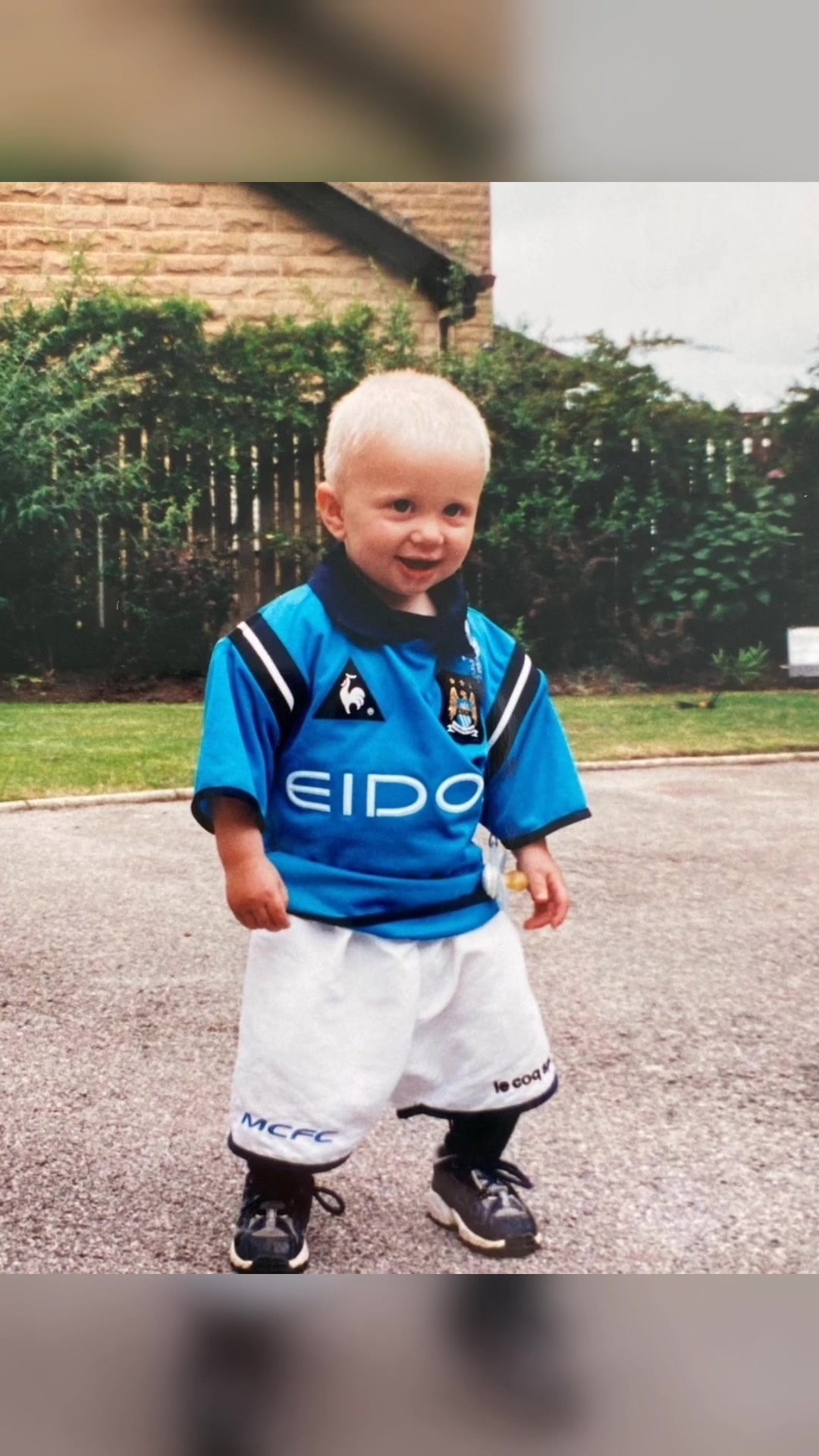 到底哪一步出了問題哈蘭德從小到大的照片愛笑的男孩