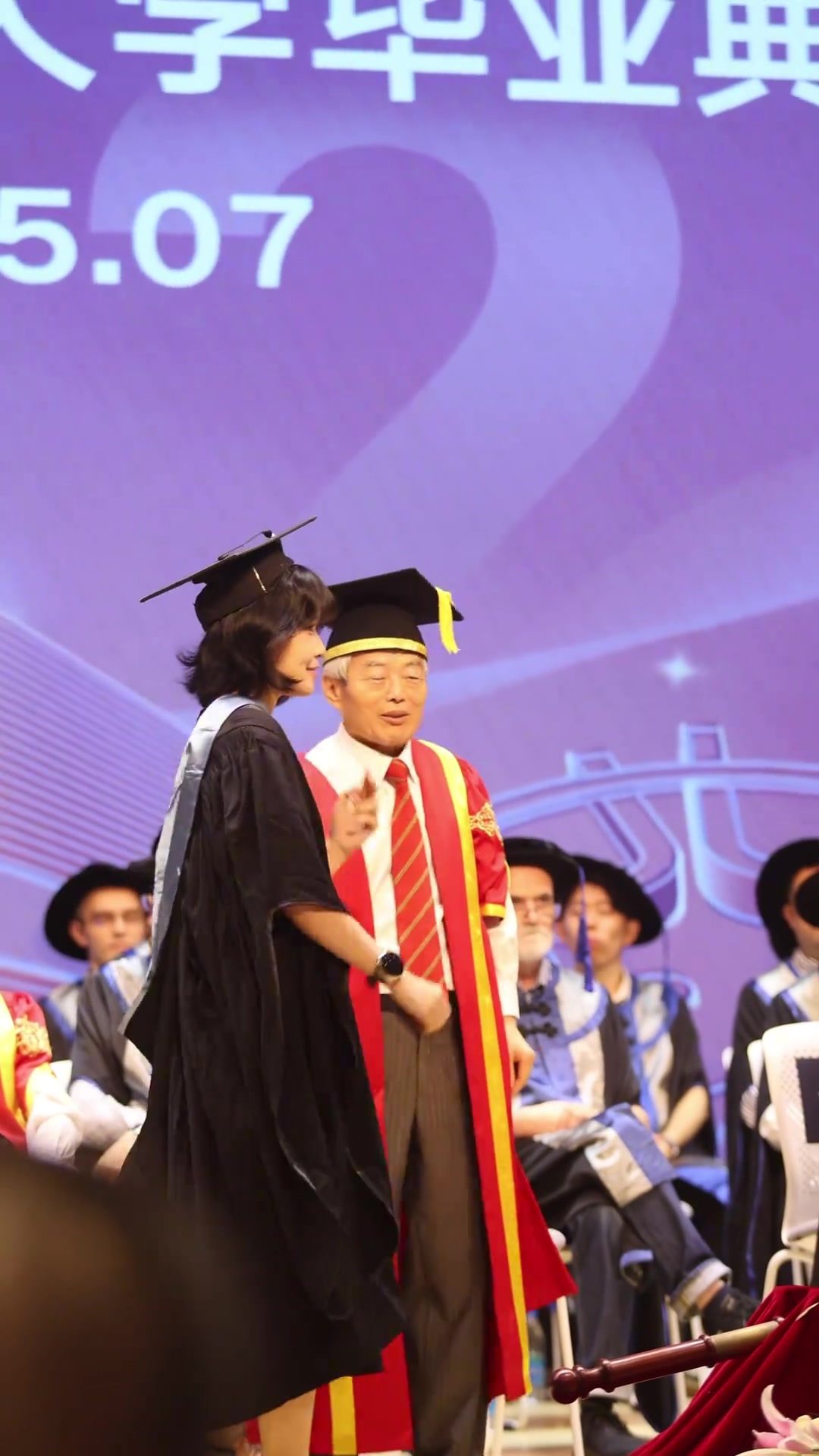 好颯西交利物浦大學(xué)女學(xué)生把泰山隊(duì)?wèi)c祝動(dòng)作帶上畢業(yè)典禮