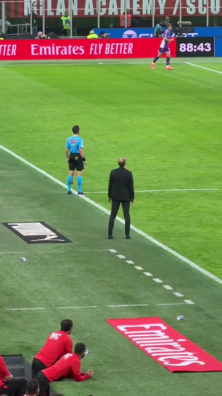 球迷實(shí)拍阿萊格里在場邊呼叫球員登場