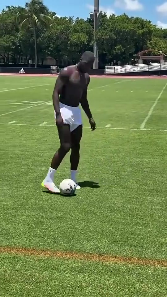 這狀態(tài)如何博格巴社媒曬視頻展示花式顛球