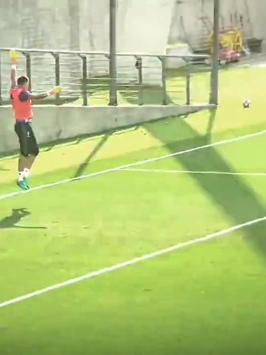 巴爾韋德新兵蛋子時期被C羅一頓猛射給小孩看懵了