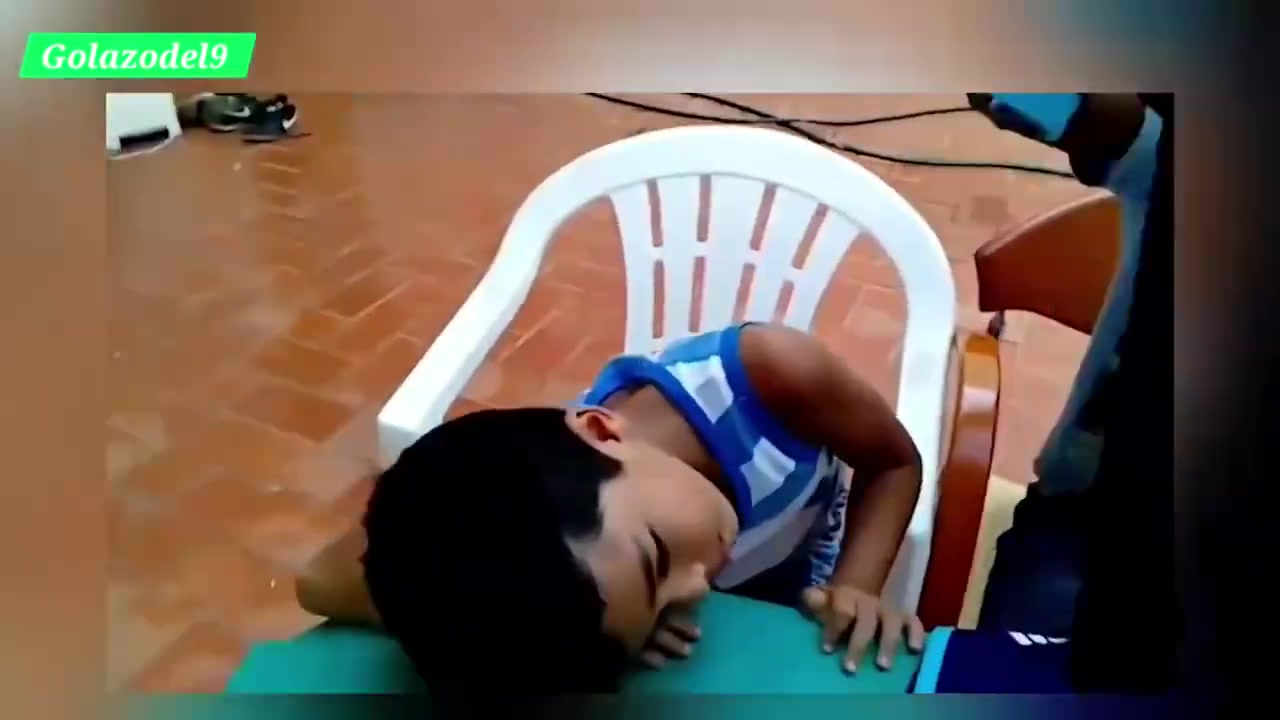 國(guó)外網(wǎng)友曬亞馬爾拿C羅皇馬球衣視頻并配文他是C羅的粉絲