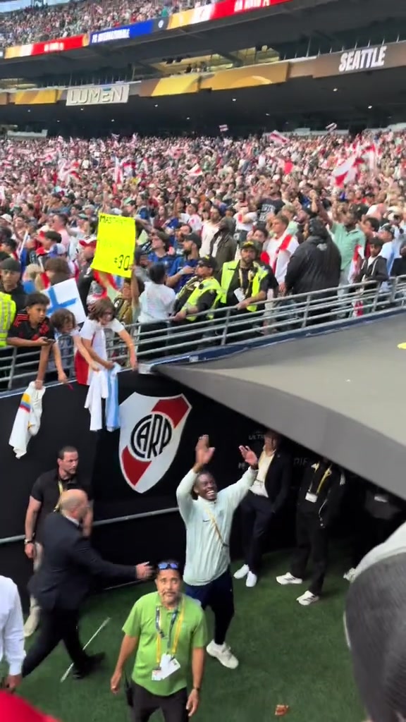 面對謾罵國米中衛(wèi)比塞克大笑揮手送別河床球迷