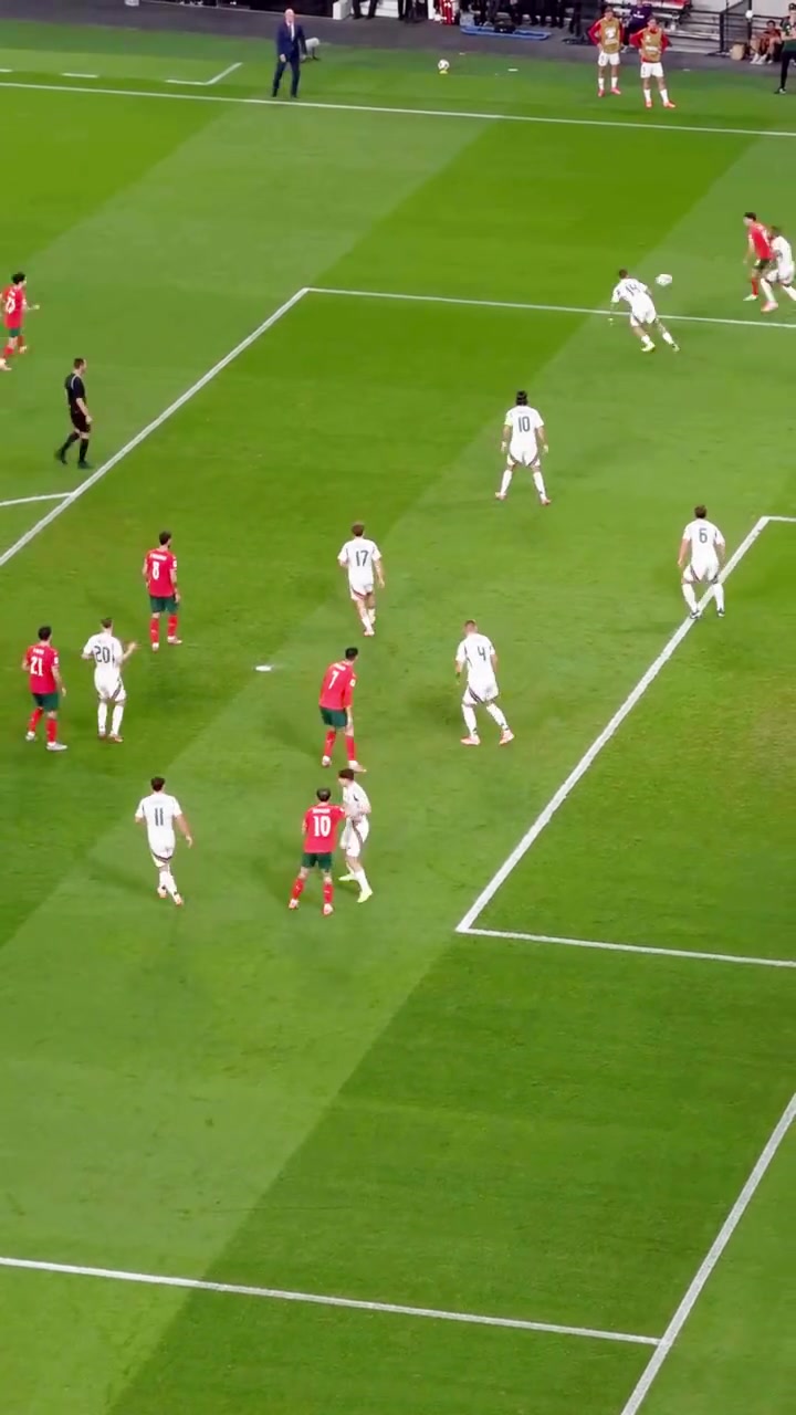 這就是頂級射手的嗅覺和意識來看看C羅在進球前的觀察和走位