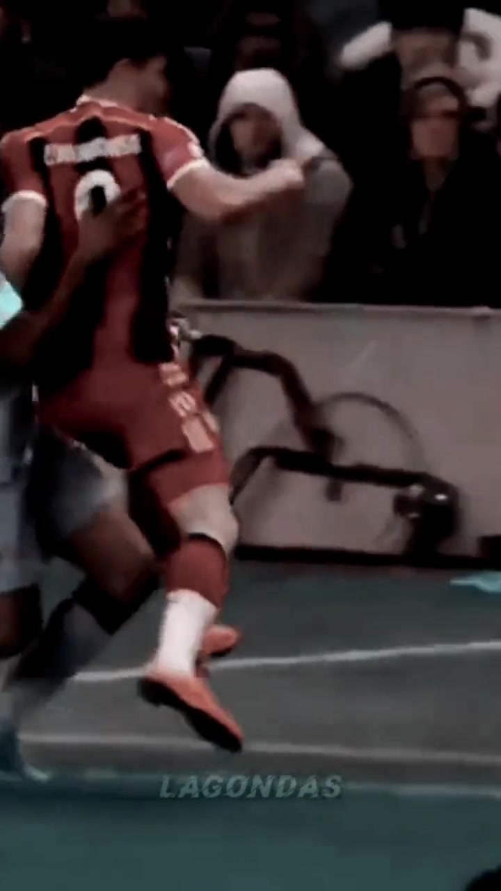 驚現(xiàn)任拜仁主帥孔帕尼被球隊前夫哥摔了