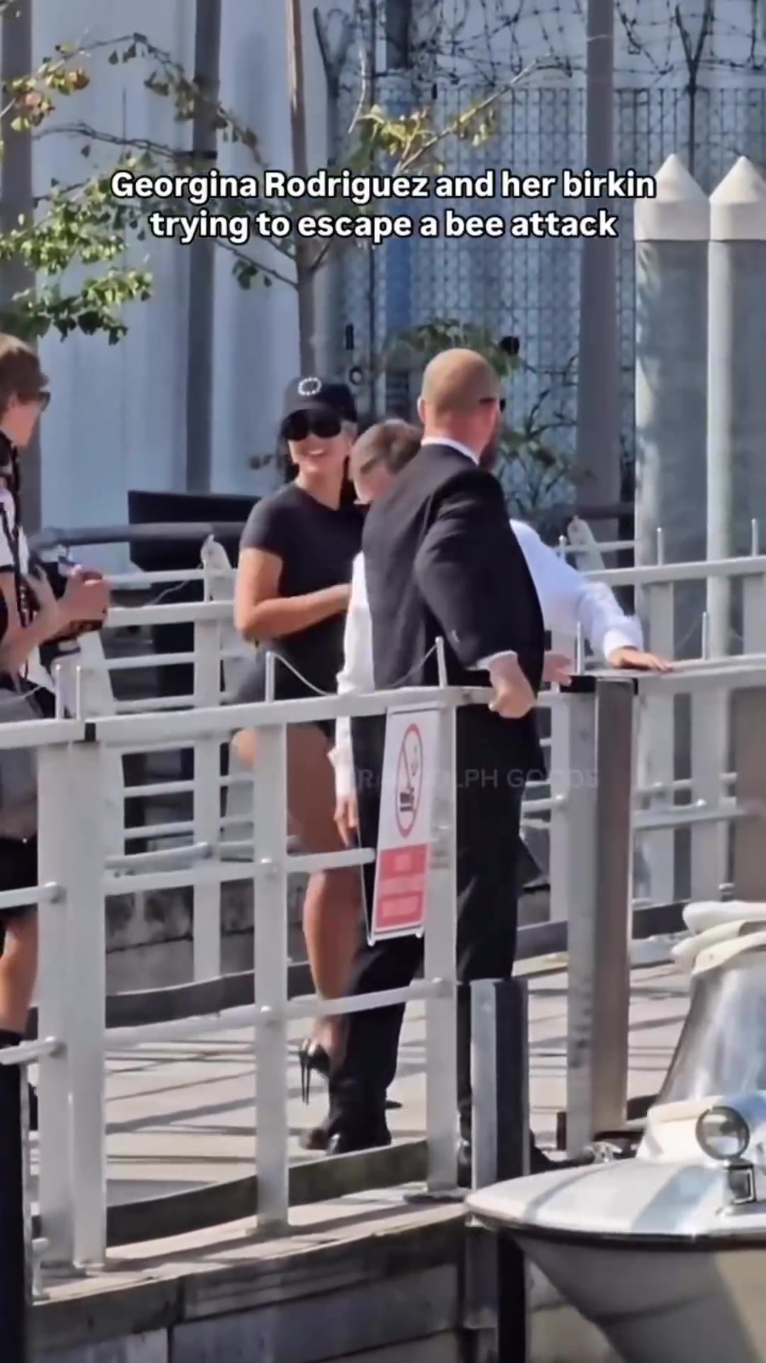 太嚇人了喬治娜登游艇時(shí)遭蜜蜂偷襲