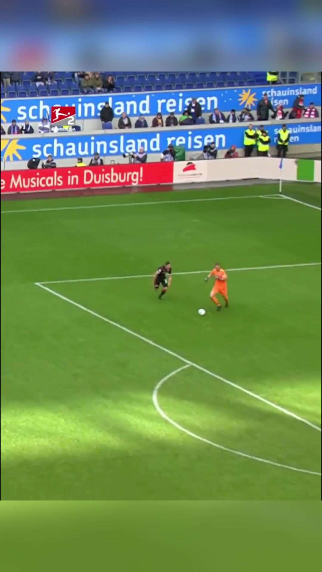 門將撤回了一個驚天失誤并戲耍了對方前鋒