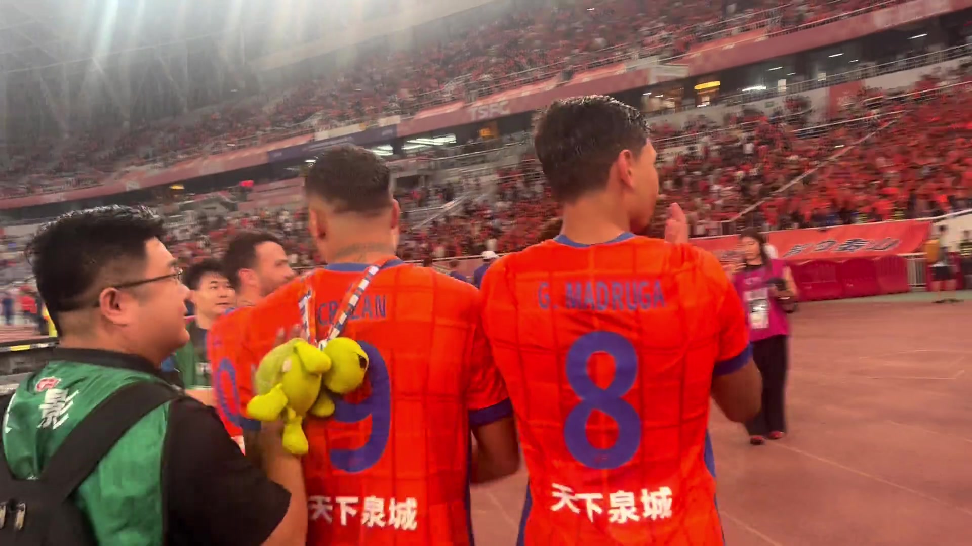 可愛泰山隊(duì)大勝北京國(guó)安賽后謝場(chǎng)克雷桑背著一只烏龜玩偶