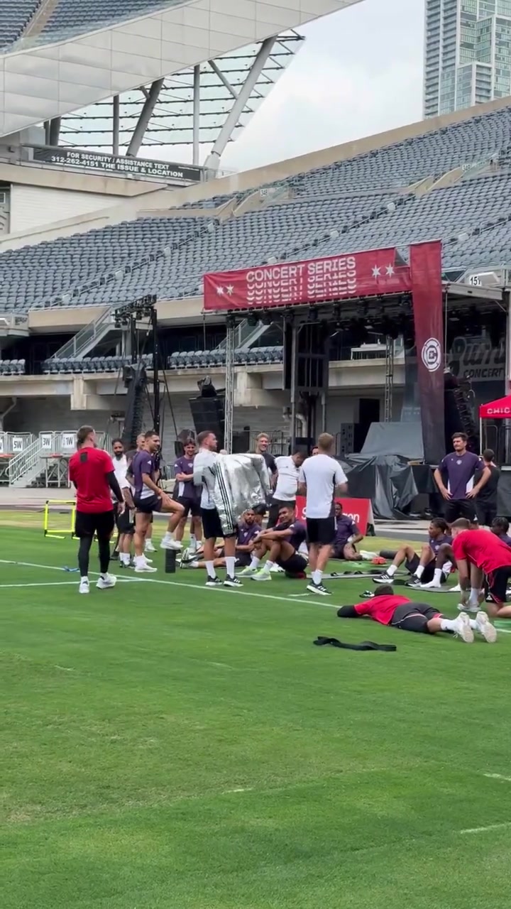 曼聯(lián)在訓(xùn)練時(shí)使用了黑科技降溫夾克幫助球員對(duì)付高溫