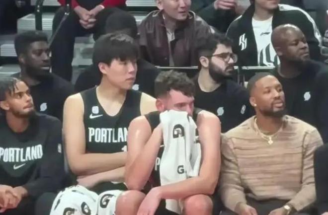 開拓者主場遭湖人逆轉(zhuǎn)，楊瀚森再被棄用，球迷建議楊母去美國陪伴