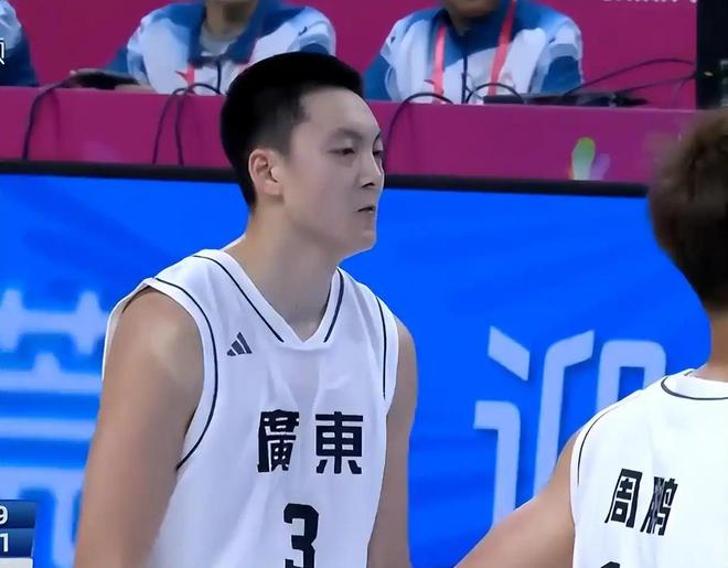 廣東大勝山東取開門紅！黑白矮合砍42+12+11，杜鋒毛病什麼時候改