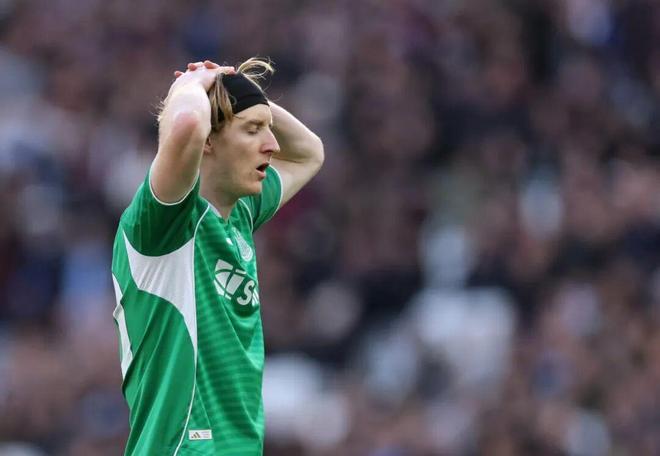 反差太大！戈登連續(xù)19場(chǎng)英超零斬獲 歐冠3場(chǎng)卻獨(dú)造5球