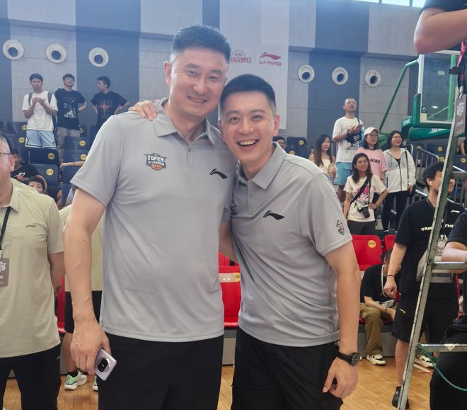 杜鋒正式回?fù)魲铠Q！遼粵還沒(méi)碰面，采訪卻刀光劍影，火藥味太濃瞭