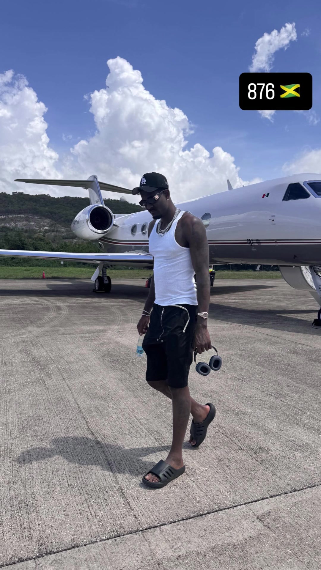 湖人穩(wěn)了艾頓INS發(fā)自己下飛機(jī)的照片帽子上寫著LA