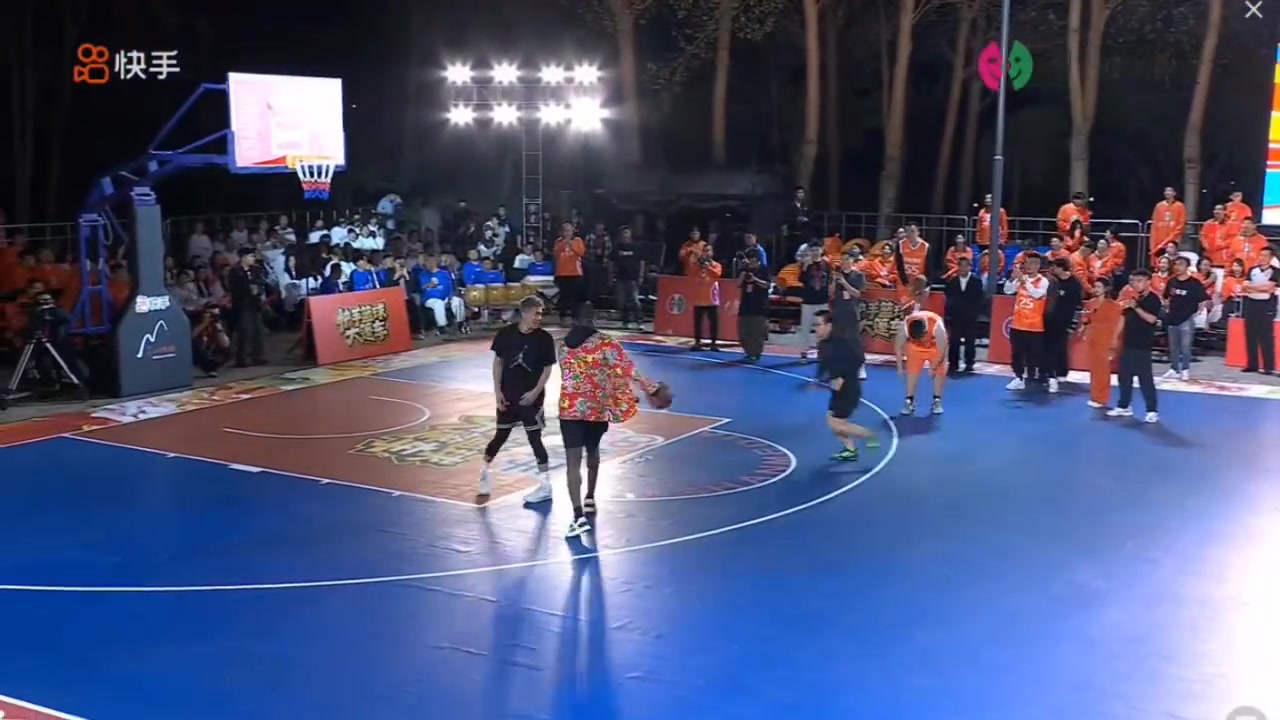 徐靜雨真慘和追夢(mèng)連線慘遭郭艾倫大帽還被郭艾倫從身上跳過