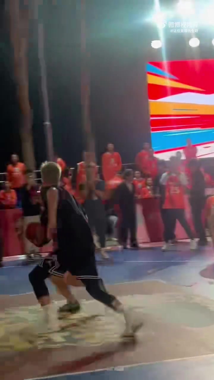 追夢(mèng)為徐靜雨送出絲滑妙傳但徐靜雨被鎮(zhèn)守籃下的郭艾倫大帽